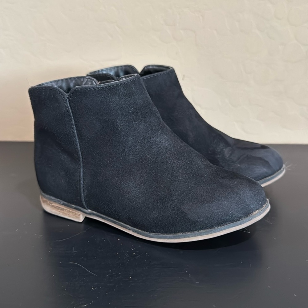 Girls toddler zip up ankle boots. Black. Nice condition. Size 10. By Cat & Jack.